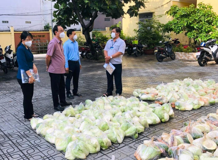 Thứ trưởng Lê ĐìnhThọ đi kiểm tra phòng chống dịch ở quận Tân Phú.