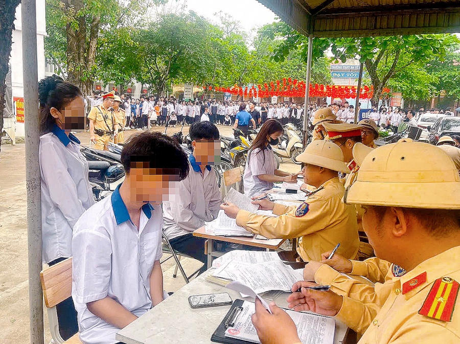 CSGT lập biên bản vi phạm các học sinh vi phạm.