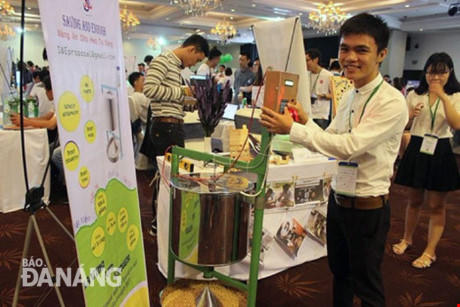 Minh Công giới thiệu dự án của mình trong sự kiện “Startup Day 2016” tại thành phố Hồ Chí Minh.