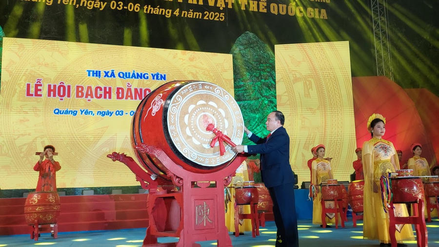 Ông Cao Ngọc Tuấn - Bí thư thị ủy Quảng Yên gióng trống khai hội Bạch Đằng năm 2025.
