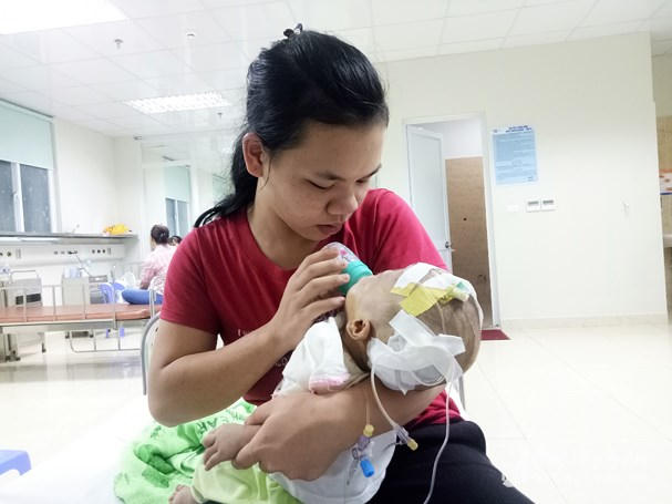 Chị Thao bên Tuấn Anh tại Bệnh viện Nhi Trung ương. Ảnh: Diệp Phương