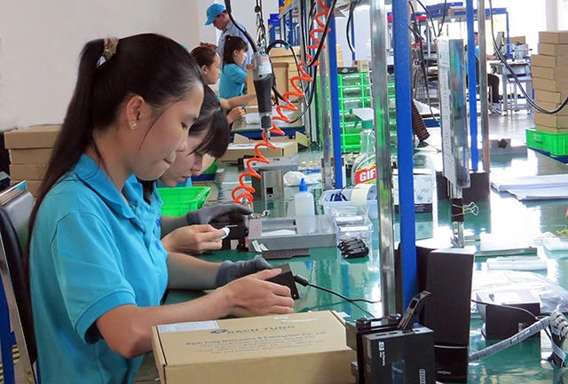 Sản xuất máy in phun công nghiệp tại Công ty cổ phần Mỹ Lan (Khu công nghiệp Long Ðức, tỉnh Trà Vinh).