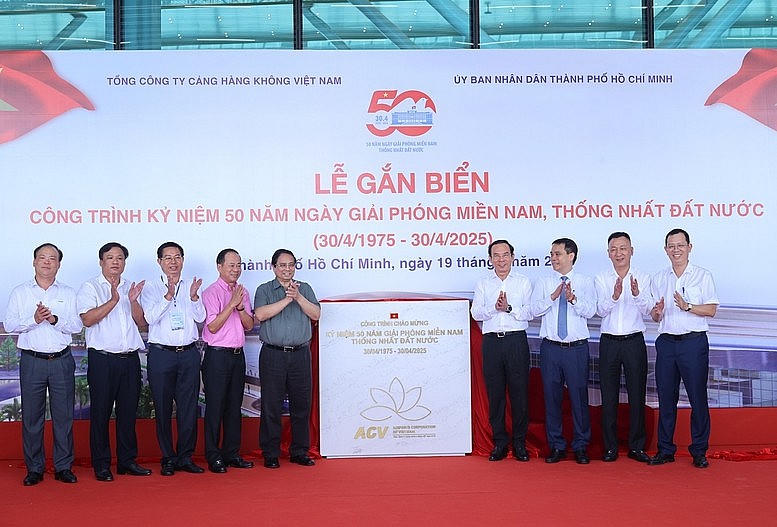 Thủ tướng thực hiện nghi thức gắn biển công trình kỷ niệm 50 năm Ngày Giải phóng miền Nam, thống nhất đất nước - Ảnh: VGP