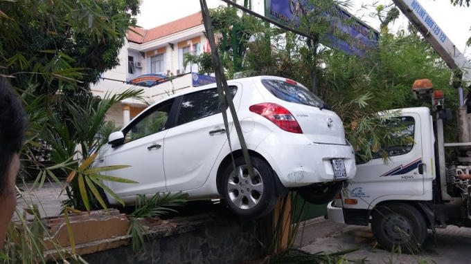 TP HCM: Nữ tài xế húc đổ rào thép, đè cụ ông chạy xe ôm