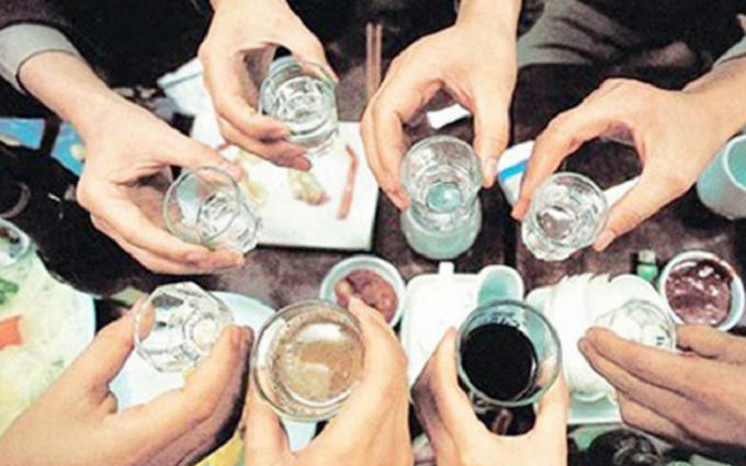 7 thanh niên có dấu hiệu ngộ độc nghi do uống rượu trước đó (ảnh minh họa).
