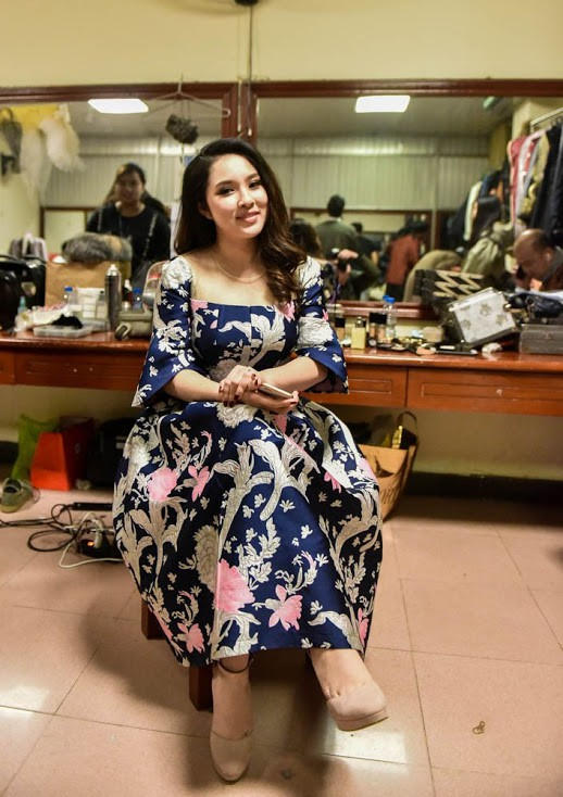 Trong lúc chờ đợi đến lượt mình biểu diễn, Bảo Trâm Idol ngồi một mình để tập lời bài hát.