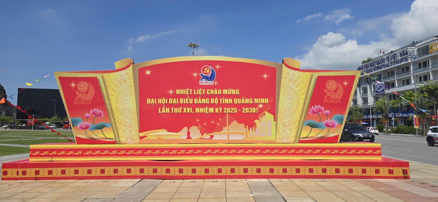 Các tuyến phố đông dân cư đồng loạt treo cờ Tổ quốc, tạo không khí trang trọng, phấn khởi. Cụm pano, khẩu hiệu lớn khẳng định quyết tâm của Đảng bộ, chính quyền và nhân dân tỉnh Quảng Ninh thực hiện thắng lợi mục tiêu phát triển đến năm 2030.