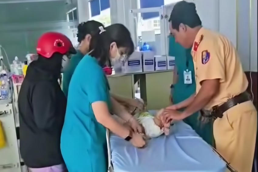 CSGT Đồng Nai kịp thời đưa bé trai 1 tuổi đi cấp cứu, thoát khỏi cơn nguy kịch.