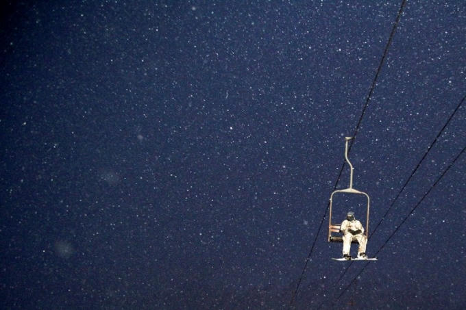 Một người đi cáp treo lên núi giữa trời tuyết rơi ở Khu nghỉ dưỡng Alyeska, Girdwood, Alaska, Mỹ. Ảnh: T. Whitehill.