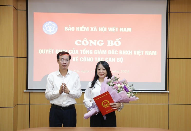 Phó Tổng Giám đốc BHXH Việt Nam Đào Việt Ánh trao quyết định bổ nhiệm Phó Giám đốc Trung tâm Truyền thông BHXH Việt Nam cho bà Lê Thị Hòa.