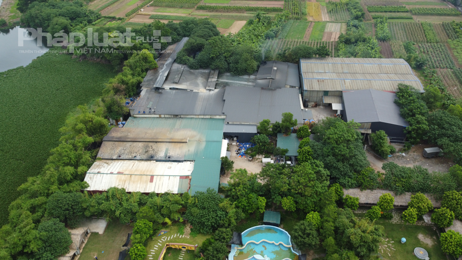 Khu nhà xưởng hoạt động trong việc giặt, hấp, tẩy quần áo bên bờ sông Đáy.