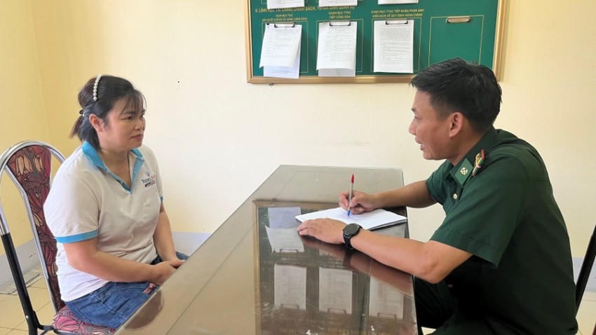 Vũ Thị Bích (bên trái) khai báo hành vi phạm tại Đồn Biên phòng Cửa khẩu Quốc tế Lào Cai.