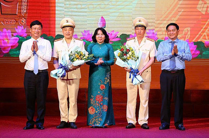 Lãnh đạo tỉnh Bình Dương tặng hoa chúc mừng 2 Phó Giám đốc.