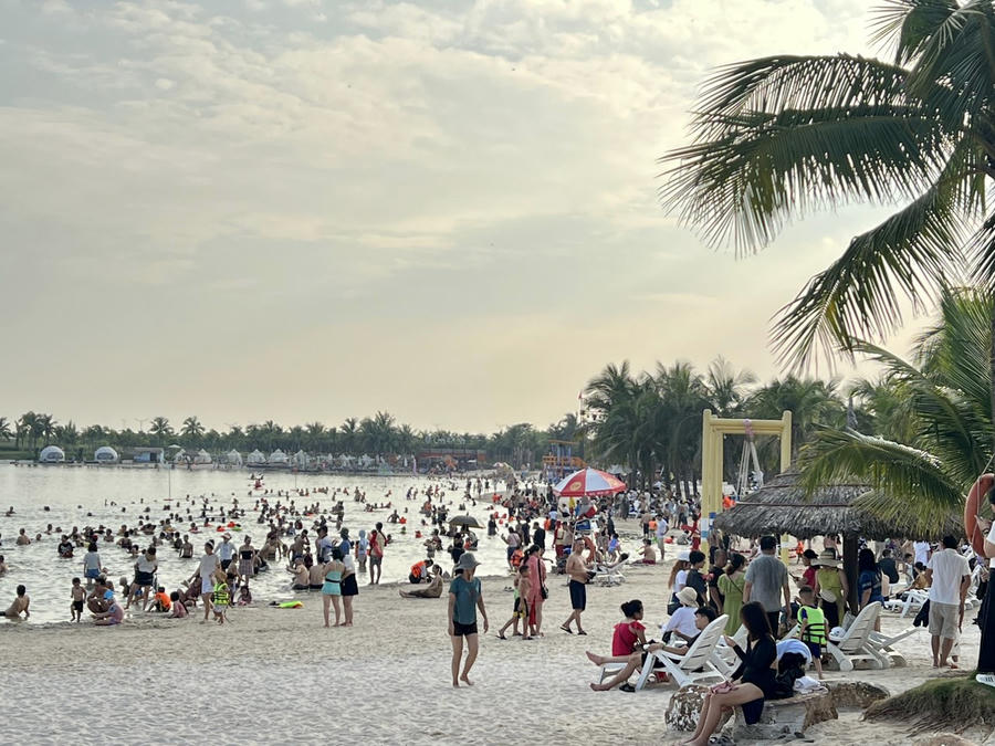 Bãi tắm nhân tạo nằm trong quần thể Khu du lịch quốc tế Đồi Rồng thu hút đông đảo người dân và du khách đến tắm biển, check-in