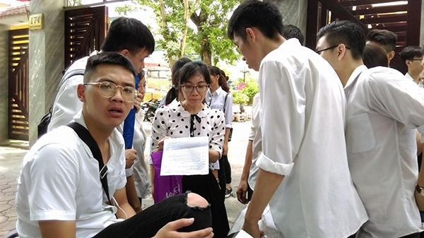 10h10 tại điểm thi trường THPT Đại Đoàn Kết có khá đông thí sinh hoàn thành bài thi sớm. Trên gương mặt các em đều hiện lên niềm vui vì bài thi của mình.