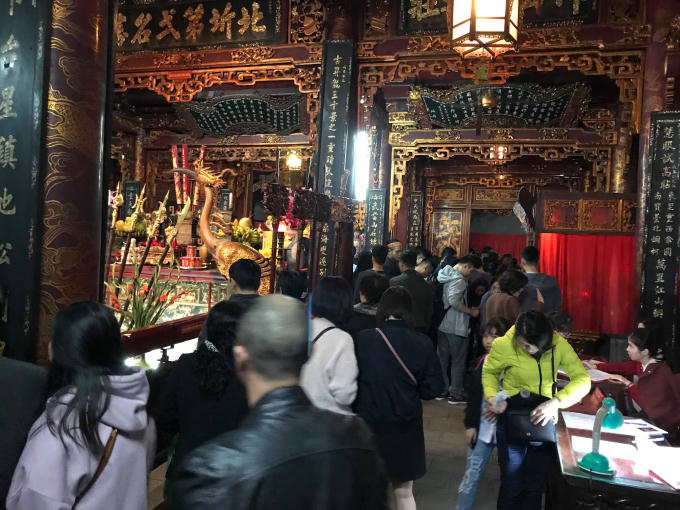 Càng về trưa, lượng du khách và phật tử đổ về đền Quán Thánh càng lớn càng lớn.