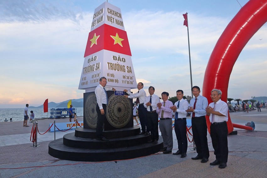 Hội Luật gia Việt Nam tặng mô hình cột mốc chủ quyền đảo Trường Sa cho nhân dân Khánh Hòa.
