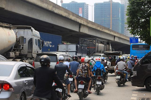 Để giúp người dân di chuyển về quê nghỉ lễ thuận lợi, nhiều nhà xe đã có kế hoạch tăng chuyến từ trước. Tuy nhiên, tình trạng bắt khách dọc đường, thu tăng giá vé vẫn xảy ra.