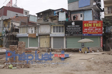 Do sống trong cảnh "bão bụi" những ngôi nhà của những người dân tại đây luôn đóng của vì quá bụi.