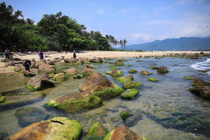 Ngoài vẻ đẹp hoang sơ, vùng biển Nam Ô còn có nhiều di tích lịch sử, làng nghề truyền thống.