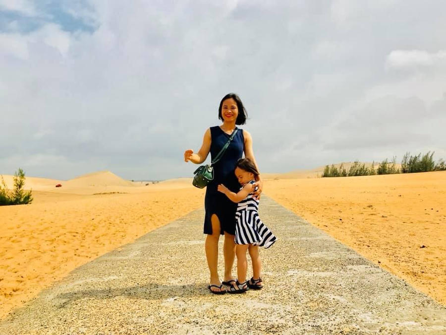 Du khách thích thú tham quan con đường chạy xuyên đồi cát mênh mông ở Bàu Trắng.