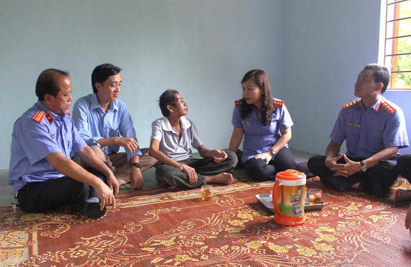 Chị Liên trong chuyến trao quà cho người nghèo, kết hợp tuyên truyền pháp luật.