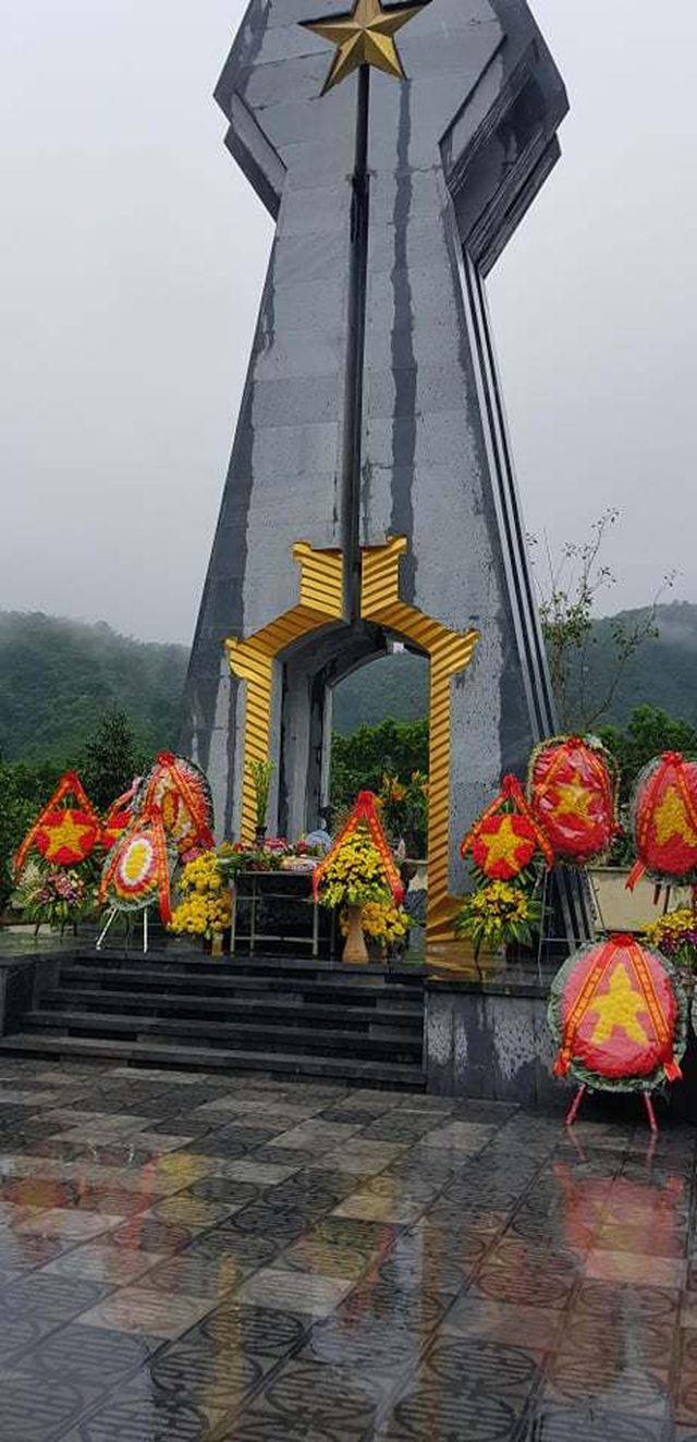 Các cựu chiến binh dâng hương tưởng niệm ngày giỗ chung các liệt sĩ.