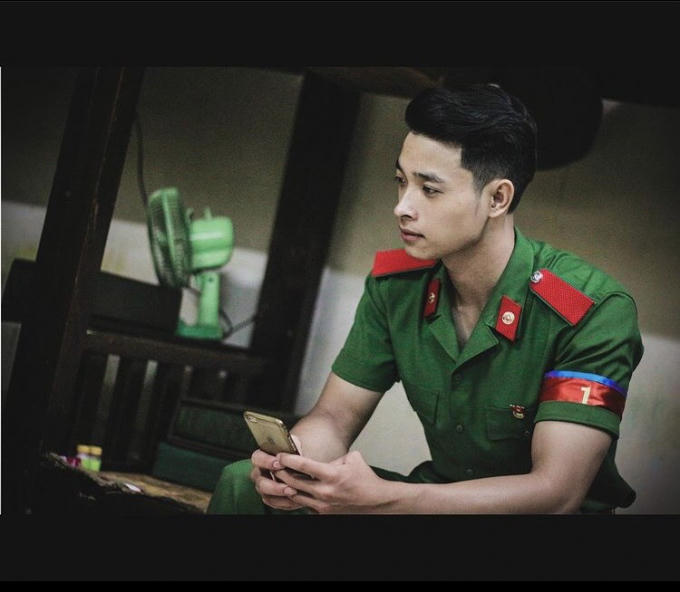 hot boy canh sat (1)