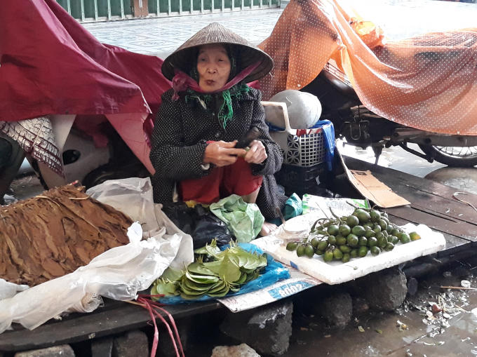 Gian hàng ở chợ Nong vắng khách (Ảnh: Mỹ Phúc) 