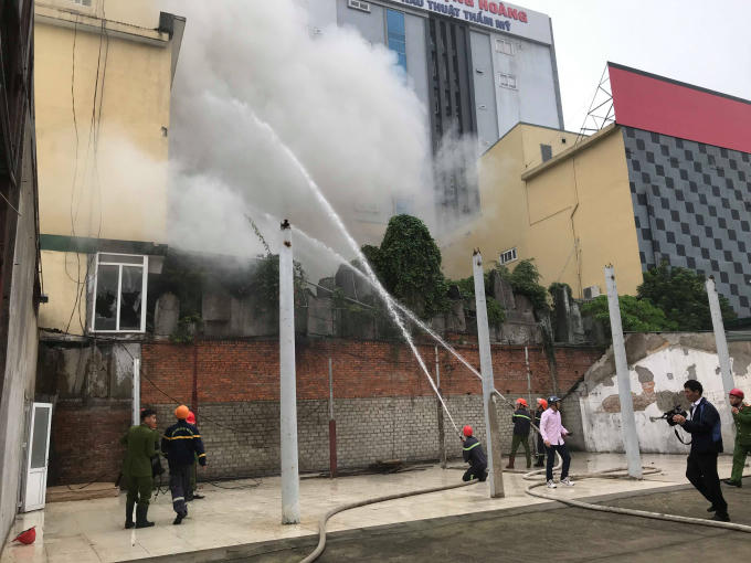 Hiện cơ quan chức năng đang khám nghiệm hiện trường, tiếp tục điều tra làm rõ nguyên nhân vụ việc.