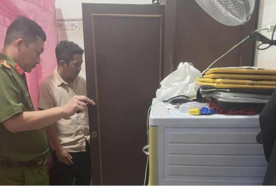 Cơ quan chức năng khám xét phòng làm việc của đối tương Khoan. Ảnh: Báo Lâm Đồng