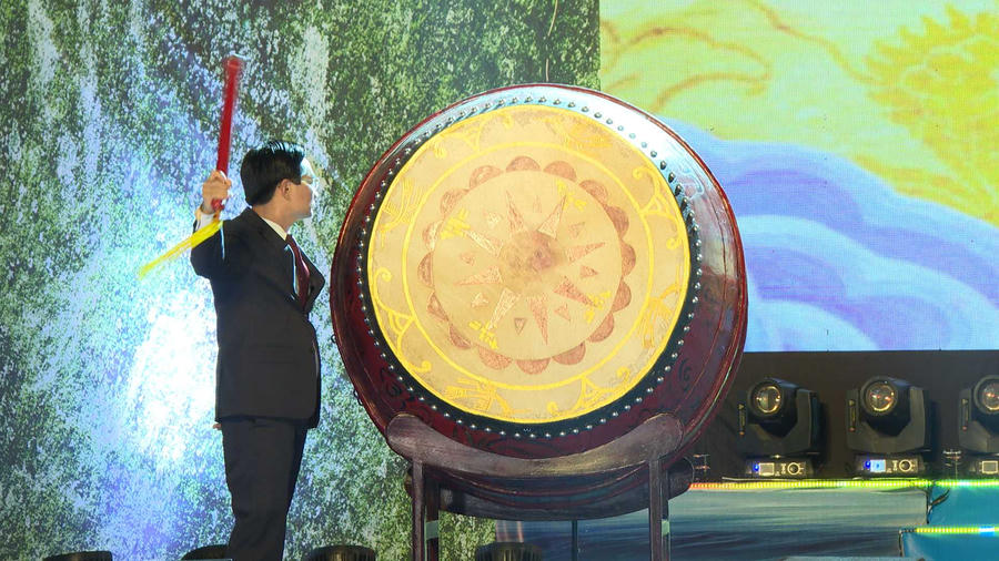 Đồng chí Nguyễn Anh Tú, Uỷ viên Ban Chấp hành Đảng bộ Tỉnh, Bí thư Thành uỷ, Chủ tịch HĐND Thành phố gióng trống tưởng niệm Đức ông