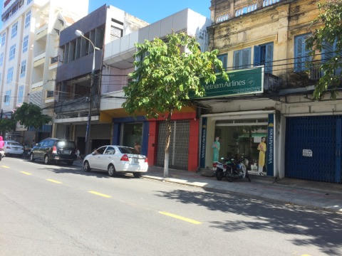 Tại ngôi nhà gắn biển số 43 phố Nguyễn Thái Học (cửa màu đỏ và xanH) hiện gia đình ông Xuân Anh đang sử dụng hai ngôi nhà liền kề. Đó là số 45 và 47.