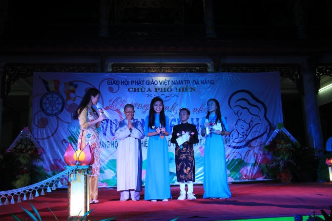 Hai bé Thiên Ngân – Tuyết Nhung (con nuôi ca sĩ Phi Nhung) cùng Hồ Văn Cường tham gia đêm nhạc.
