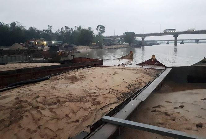 Các tàu khai thác cát trái phép trên sông Thu Bồn.