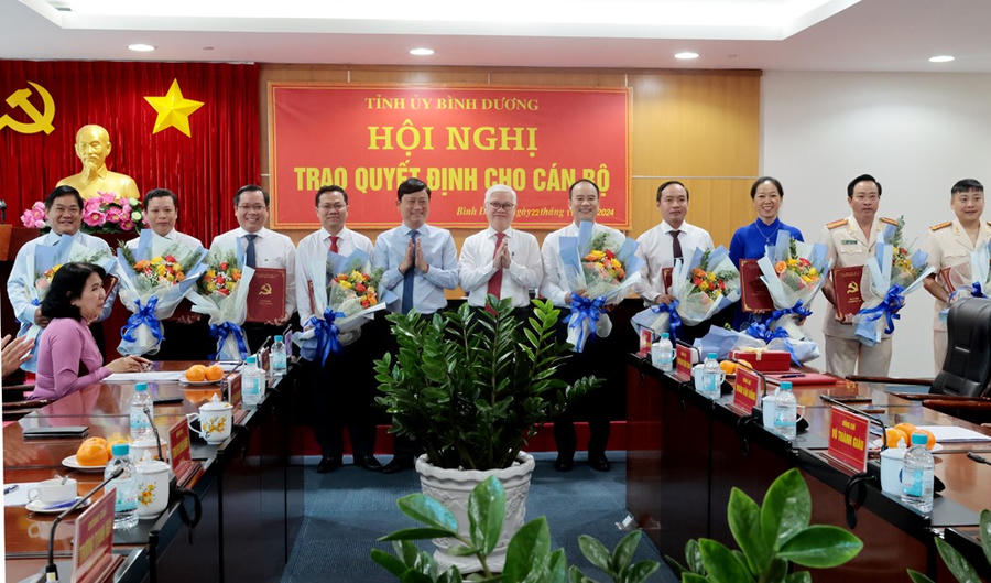 Tỉnh uỷ, UBND tỉnh công bố, trao quyết định bổ nhiệm, điều động, chỉ định cán bộ tại các sở, ban, ngành địa phương.