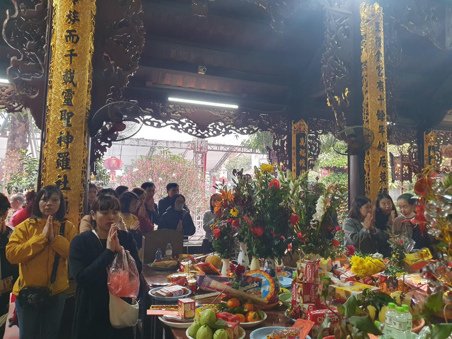 Đến khi vào bên trong rất đông người dân đến lễ cầu tài, cầu lộc với mong muốn  trong năm Quý Mão gặp nhiều măn mắn trong cuộc việc, kinh doanh, buôn bán.