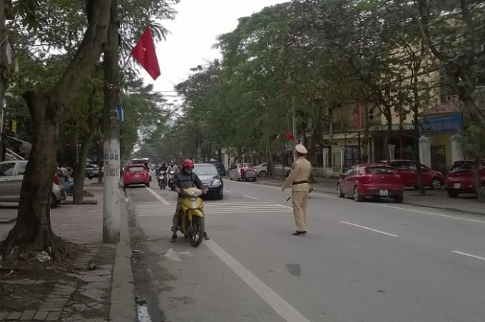 Nhiều người dân vẫn chưa nắm bắt được việc thí điểm đường một chiều trên đường Đinh Công Tráng (Ảnh: Duy Ngợi).