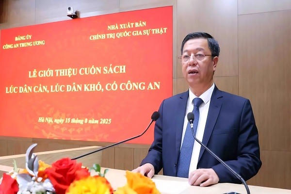 PGS.TS. Vũ Trọng Lâm, Giám đốc - Tổng Biên tập Nhà xuất bản Chính trị quốc gia Sự thật, phát biểu tại buổi lễ.