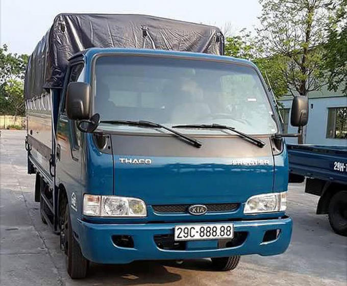 Trước đó, một chiếc xe tải cũng do Thaco lắp ráp sản xuất là Kia Frontier cũng đã may mắn bốc được biển số ngũ quý 29C-888.88. Người đăng tải thông tin lên một diễn đàn ôtô cho biết, đây là biển số bấm ngẫu nhiên và may mắn bốc trúng được. Có những người vẫn còn nghi ngờ về việc chiếc xe tải biển ngũ quý 8. Tuy nhiên, theo tờ giấy hẹn của phòng CSGT - Công an TP Hà Nội thì thông tin về cả xe và biển là chính xác. (Ảnh: Hội xe tải Tây Bắc).