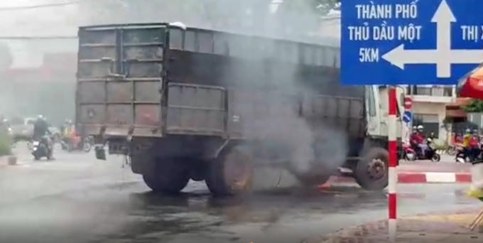 Xe tải đang lưu thông bỗng bốc cháy