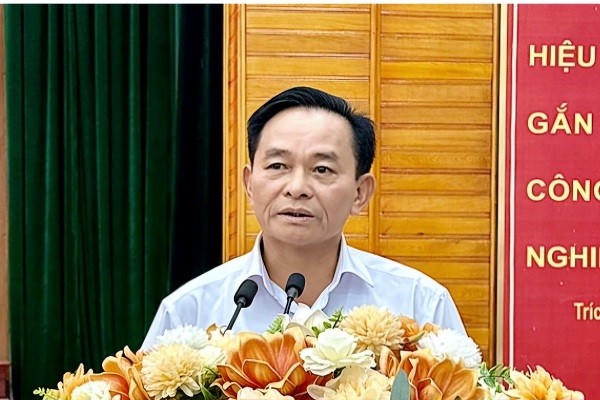Ông Nguyễn Phùng Hoan, Phó Chủ tịch Thường trực HĐND tỉnh Nam Định phát biểu tại buổi tiếp xúc.
