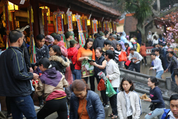 Ngày đầu khai hội Chùa Hương: Hàng vạn người nhích từng bước trong mưa xuân