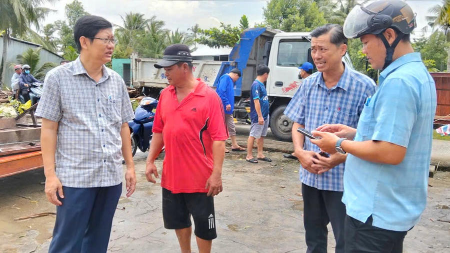 Ông Nguyễn Thanh Hoàng – Chủ tịch UBND xã Vĩnh Phước (bên trái) trực tiếp có mặt tại hiện trường, chỉ đạo công tác khắc phục hậu quả sau cơn giông lốc.