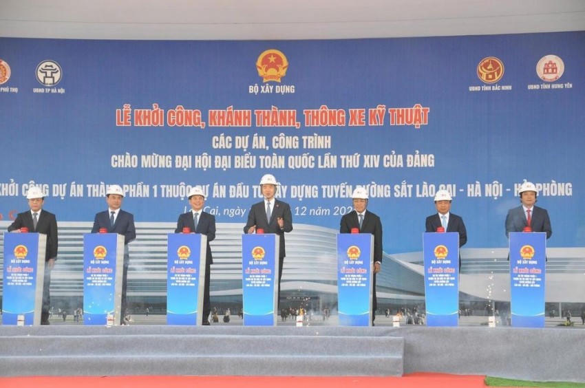 Các đại biểu thực hiện nghi thức khởi công dự án.