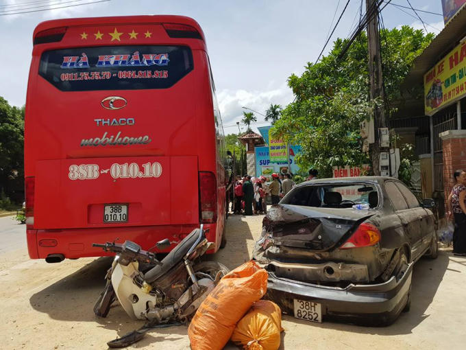 Hiện trường vụ tai nạn khiến nhiều phương tiện bị hư hỏng nặng.