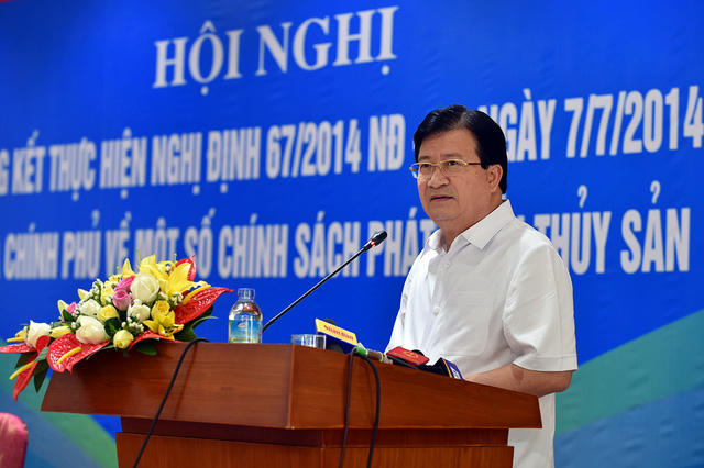 Phó Thủ tướng Trịnh Đình Dũng chỉ rõ địa chỉ trách nhiệm trong việc ngư dân phải khóc ròng vì tàu vỏ thép vừa đóng mới đã hư hỏng, xuống cấp.