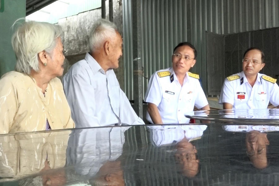 Đại tá Ngô Văn Thành - Chính ủy Vùng 5 Hải quân (thứ hai từ phải sang), thăm hỏi gia đình chính sách