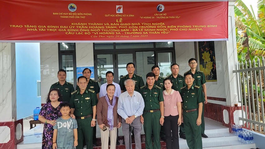 Lễ khánh thành và bàn giao nhà tình nghĩa.