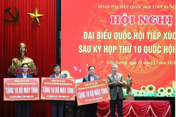 Tổng Bí thư Tô Lâm trao 30 bộ máy tính tặng học sinh các xã: Kiến Xương, Quang Lịch, Lê Lợi.